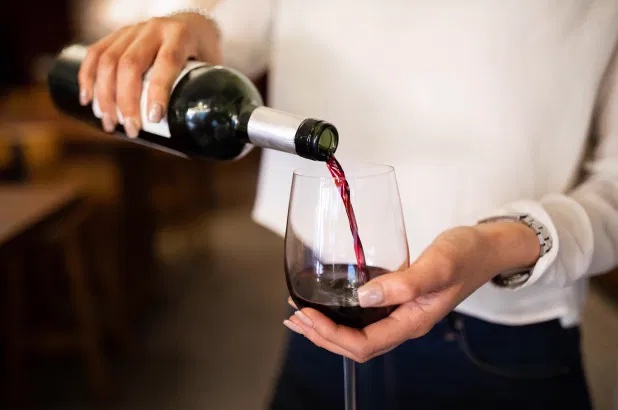 Wine News: Light-to-moderate wine drinking can lower heart attack risk